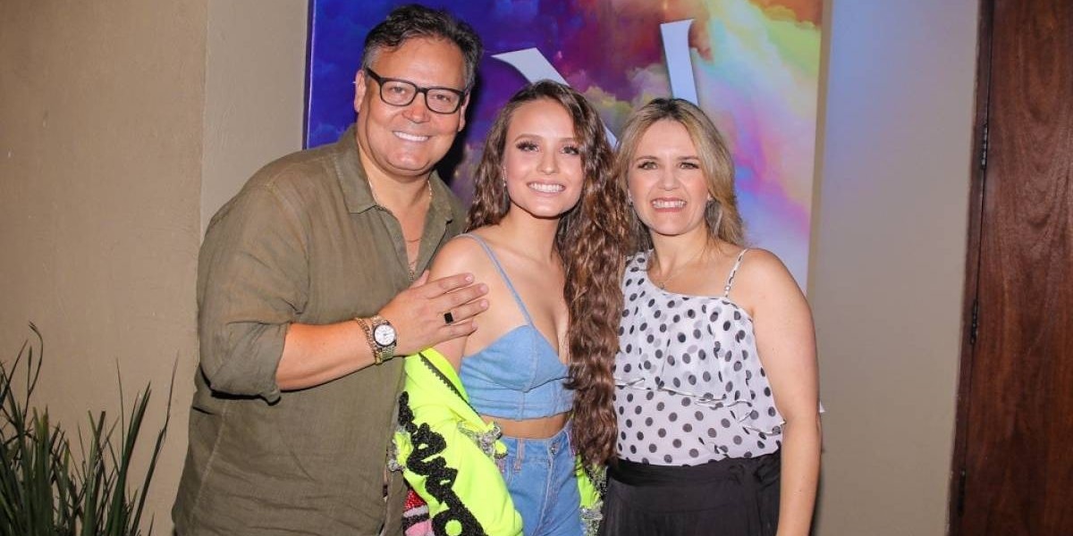 Larissa Manoela com os pais, Silvana Taques e Gilberto Elias estão em briga judicial pelo patrimônio da atriz.