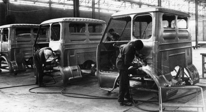 Em 1949 a montadora FNM passou a desenvolver a produção de caminhões (Foto Reprodução/Internet)