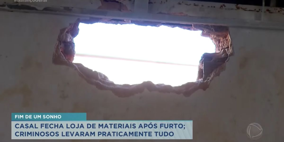 Buraco feito na parede pelos criminosos (Reprodução: Record)