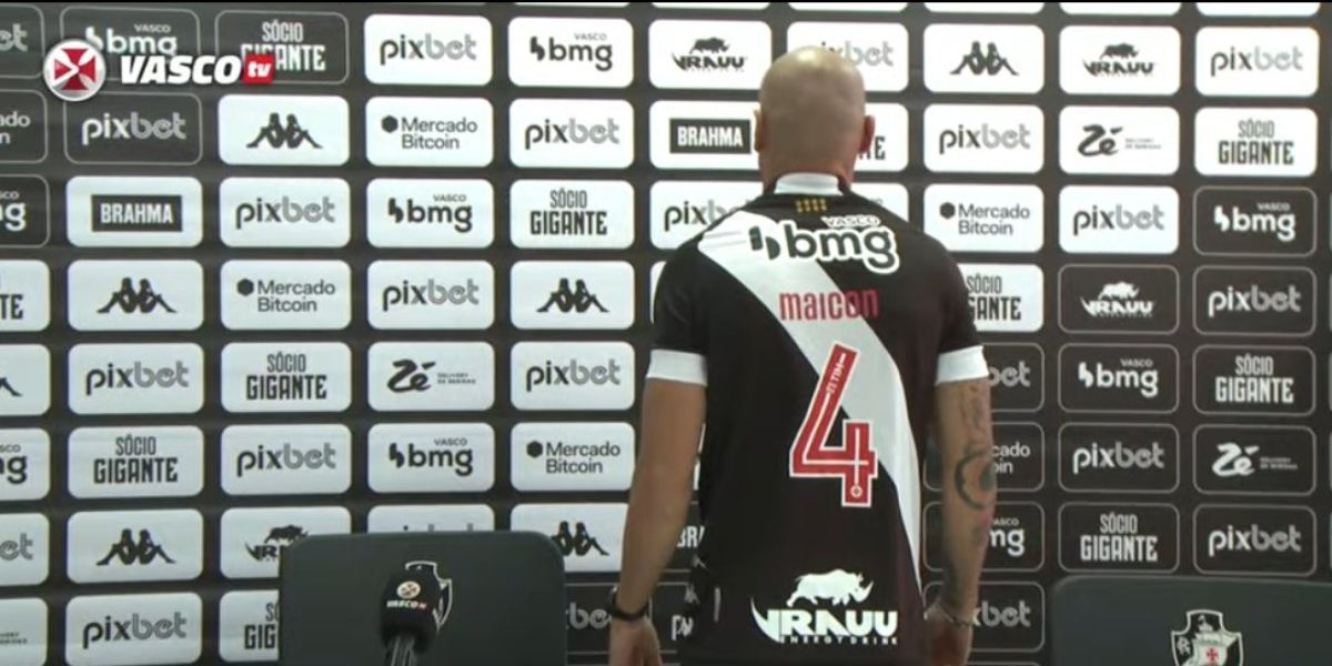 Maicon em sua apresentação com a camisa do Vasco (Reprodução: Youtube)