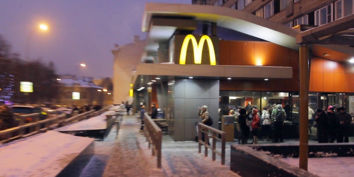 McDonald's deixou a Rússia por causa da guerra (Foto: Reprodução/YouTube)