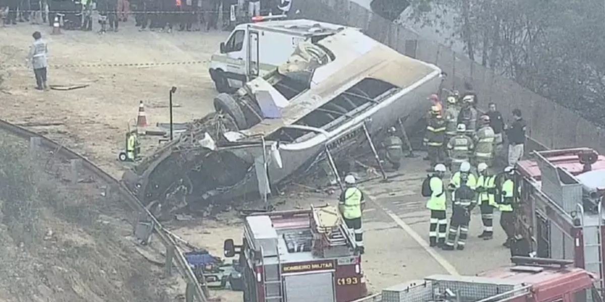 Ônibus com torcedores do Corinthians sofreu grave acidente (Foto: Reprodução/ Internet)