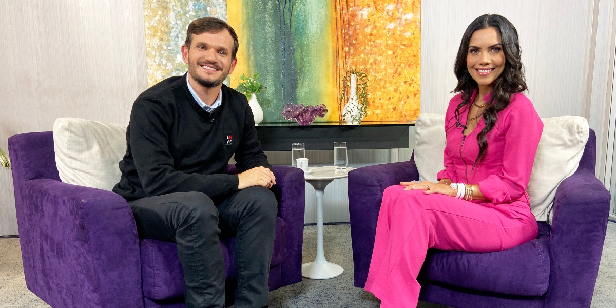 Padre Patrick no "Sensacional", com Daniela Albuquerque (Foto: Divulgação/RedeTV!)