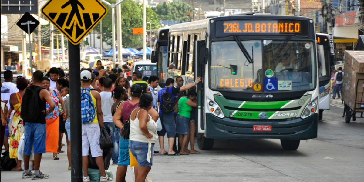 Pessoas em parada de ônibus. (Foto: Mariana Gil/ WRI Brasil) 