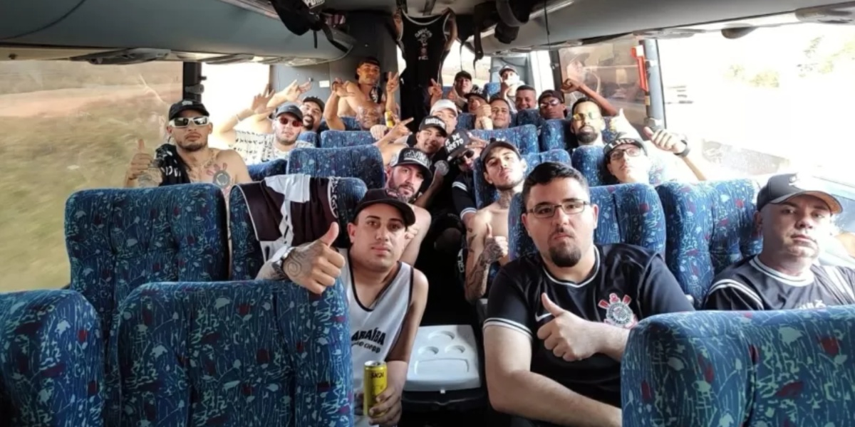 Torcedores do Corinthians que estavam em ônibus capotado (Foto: Reprodução/ Internet)