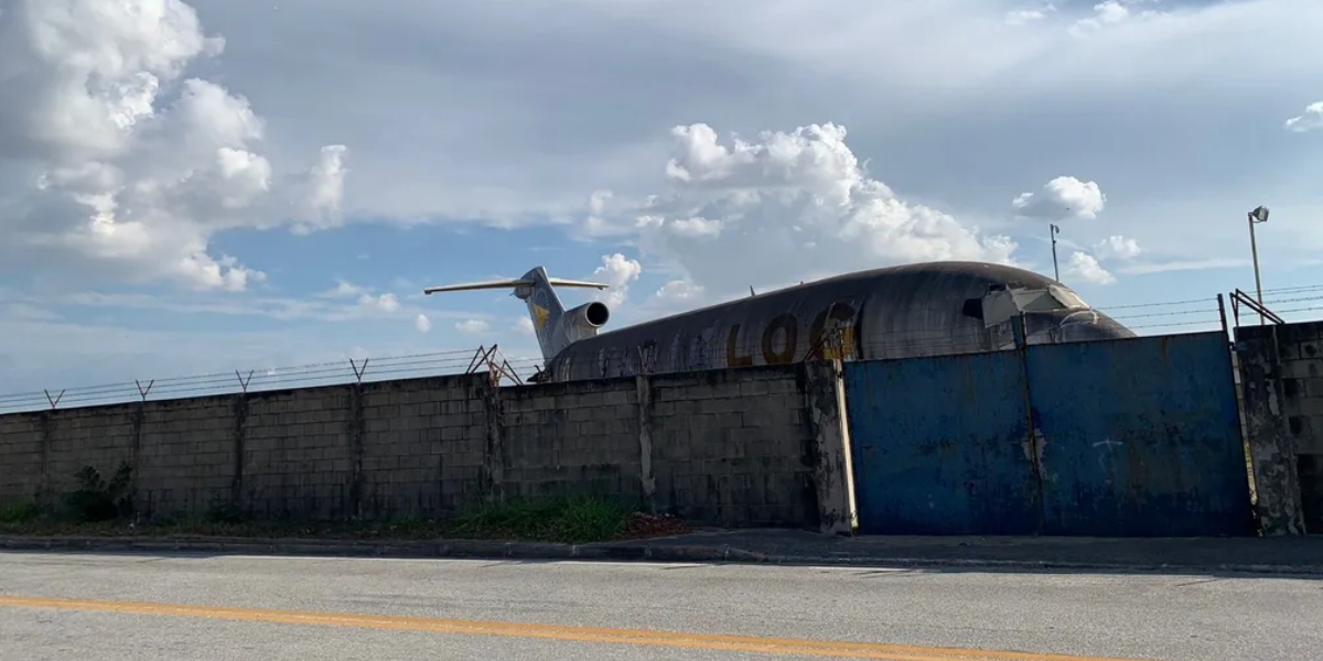 Sucata está em aeroporto de São José dos Campos (Foto: Marcelo Sarlo/g1)