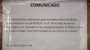 Aviso na porta da padaria informou os funcionários sobre encerramento das atividades - Foto G1