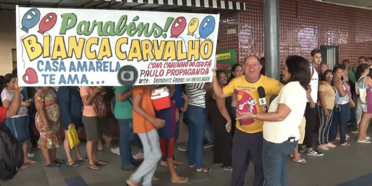 Bianka Carvalho recebe homenagem no Bom Dia PE (Foto: Reprodução / Globo)