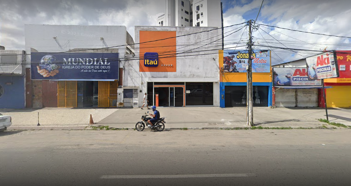 Itaú, localizado na Avenida Presidente Dutra, em Feira de Santana