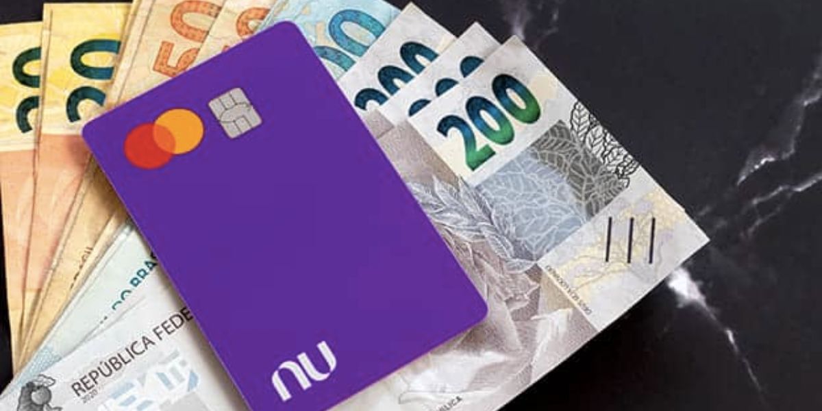 Cartão Nubank e notas de dinheiro (Foto: Reprodução / Internet)
