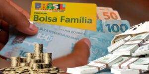 Cartão do Bolsa Familia e dinheiro - Foto Reprodução Internet