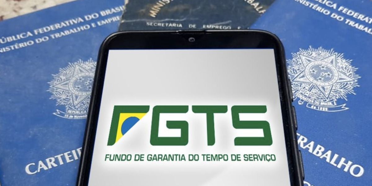 Carteiras de trabalho e aplicativo FGTS (Foto: Reprodução / Internet)