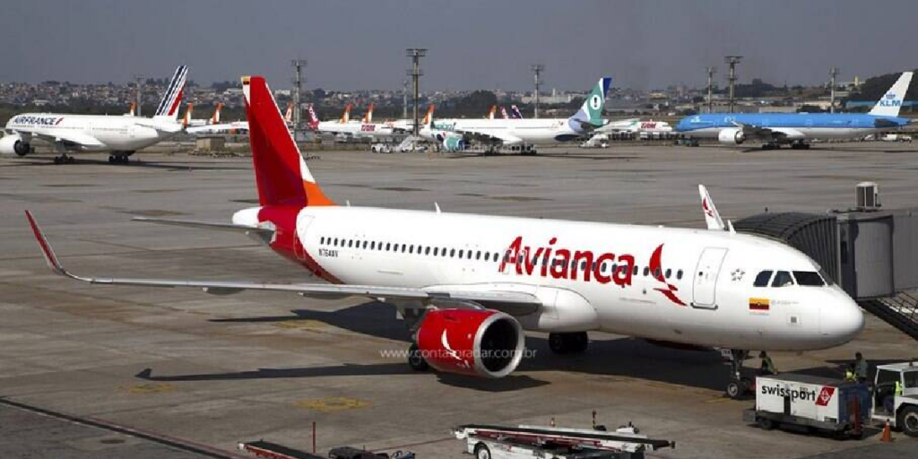 Avião da Avianca estacionado em aeroporto (Foto: Reprodução/ Internet)