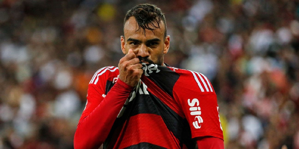 Fabrício Bruno beijando o manto do Flamengo (Foto: Reprodução/ Internet)