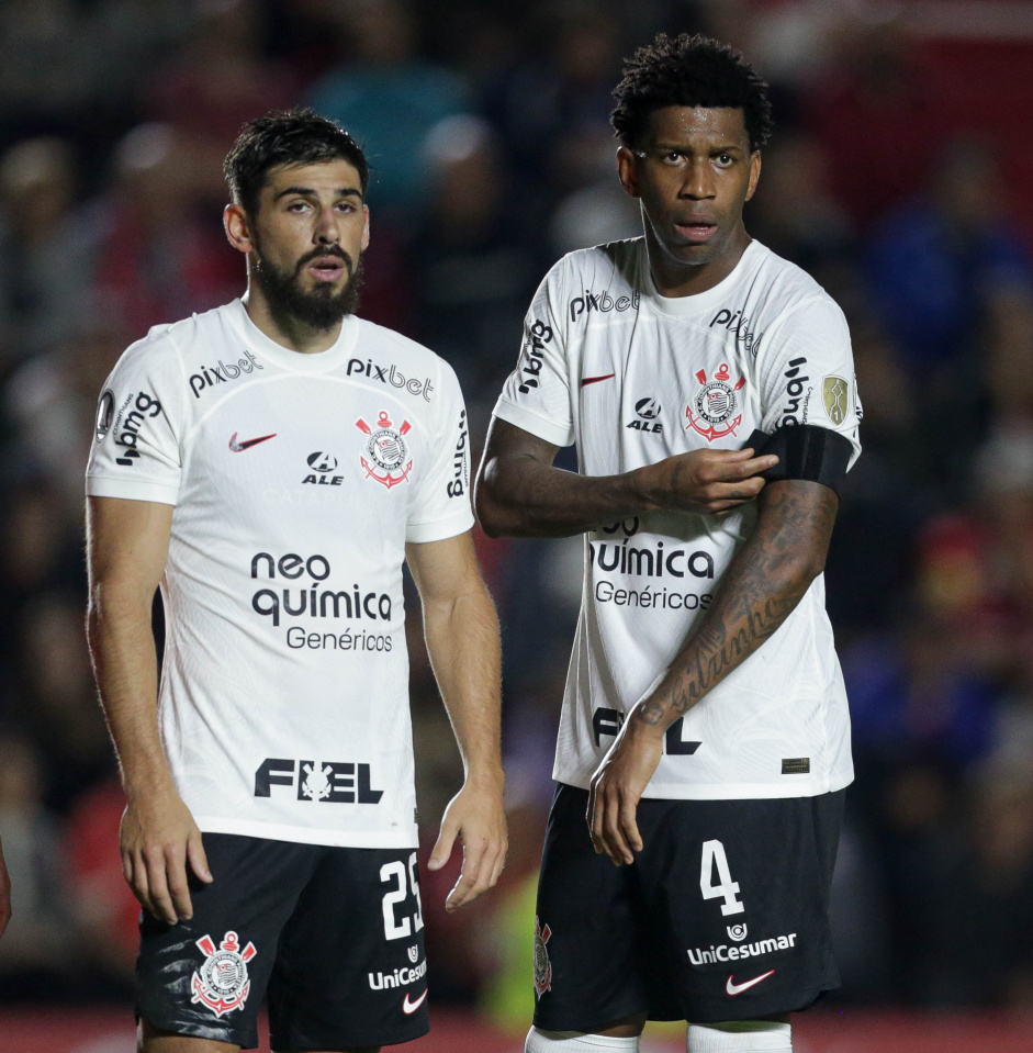 Gil e Bruno Méndez, jogadores do Corinthians (Foto: Reprodução, Meu Timão) 