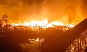 Incêndio em Caminho São José, no Dique da Vila Gilda, localizado na Zona Noroeste de Santos, em São Paulo - Foto Internet