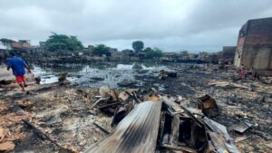 Incêndio em Caminho São José, no Dique da Vila Gilda, localizado na Zona Noroeste de Santos, em São Paulo - Foto Internet