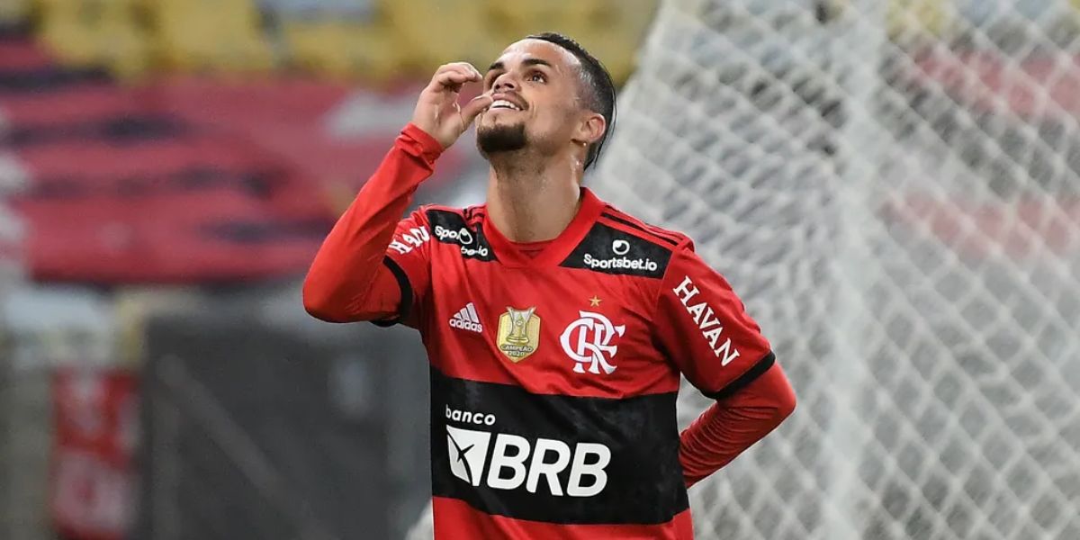 Michael, ex-Flamengo, entra na mira do Palmeiras