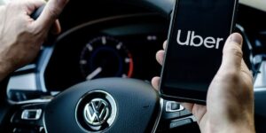 Motorista com aplicativo da Uber (Foto: Reprodução / Oleksandr Lutsenko/Shutterstock)