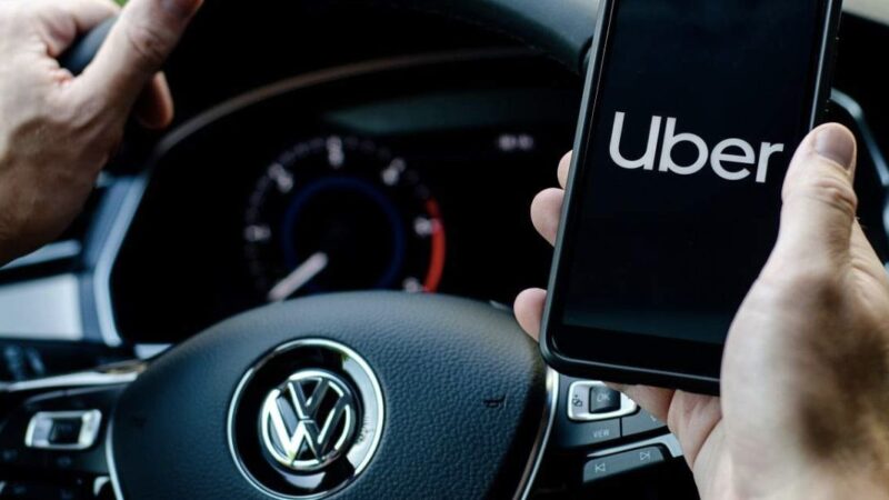 Un conductor usando la aplicación Uber (Foto: Reproducción / Oleksandr Lutsenko/Shutterstock)