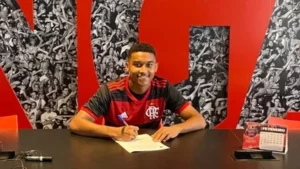 O meio-campista Joshua é contratado pelo Flamengo - Foto Internet