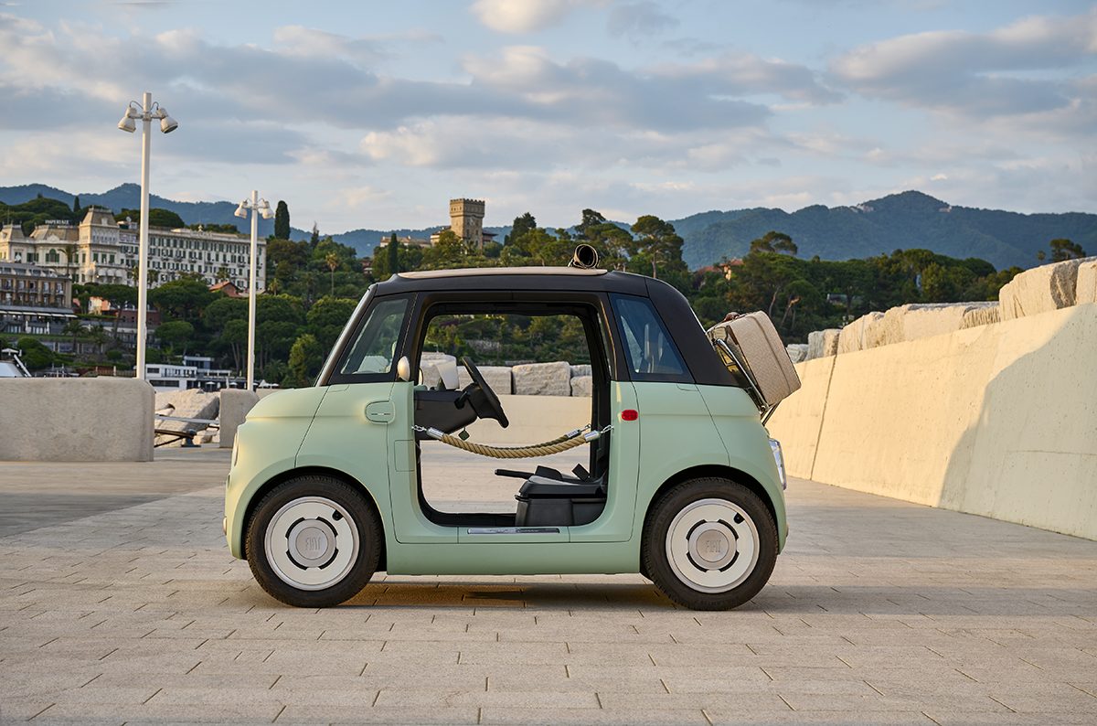 O novo Fiat Topolino traz na traseira uma pequena estrutura de metal que serve como bagageiro - Foto Internet