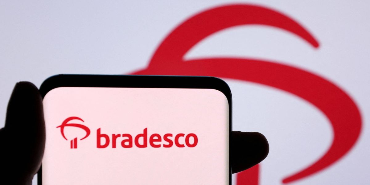 Clientes Do Bradesco Em Festa: Anúncio Do Banco Aos Correntistas