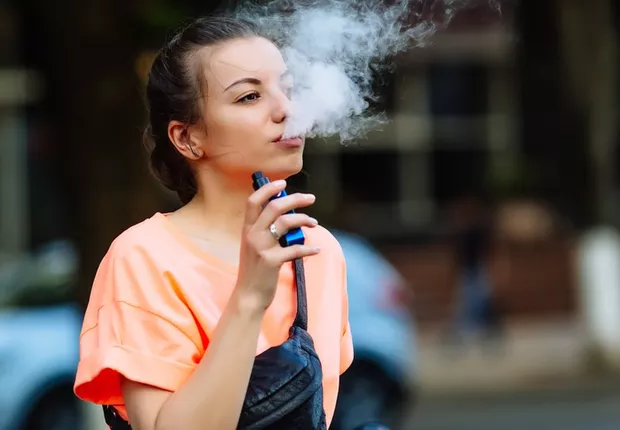 Os cigarros eletrônicos, vulgo vape, se popularizaram principalmente entre o público mais jovem (Foto Reprodução/Internet)