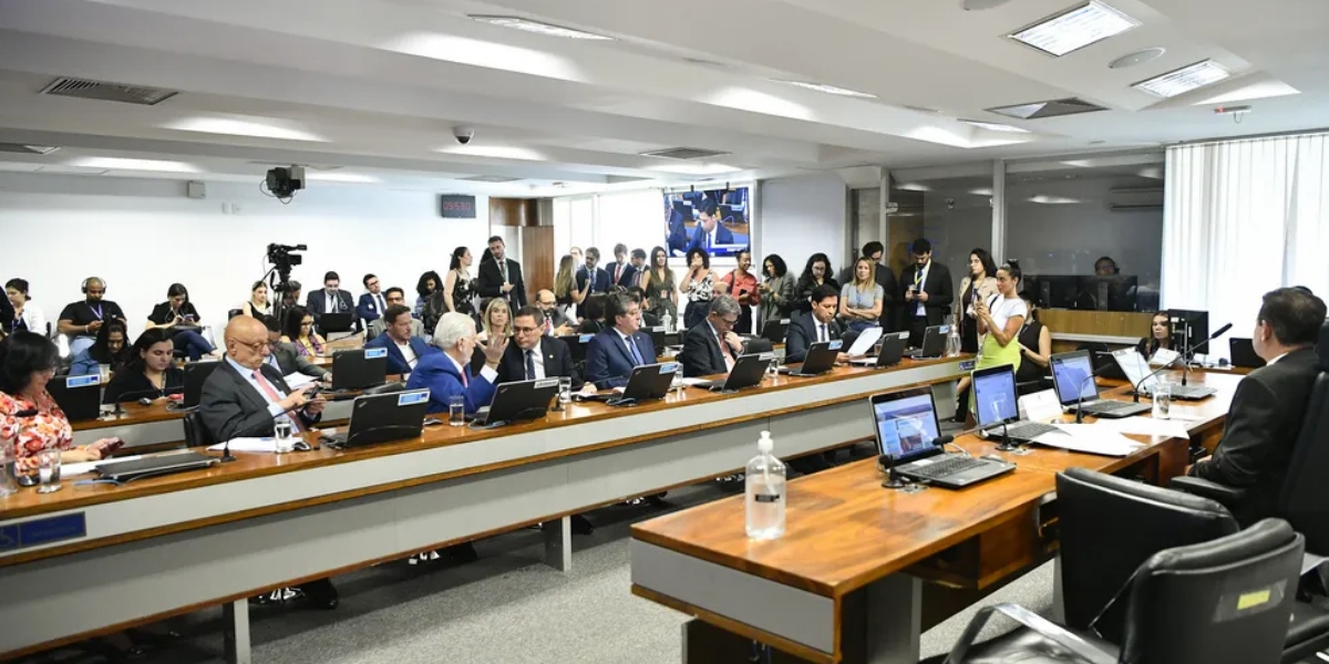 Comissão de Assuntos Econômicos (CAE) durante a análise do projeto sobre o programa Desenrola (Foto: Geraldo Magela/Agência Senado)