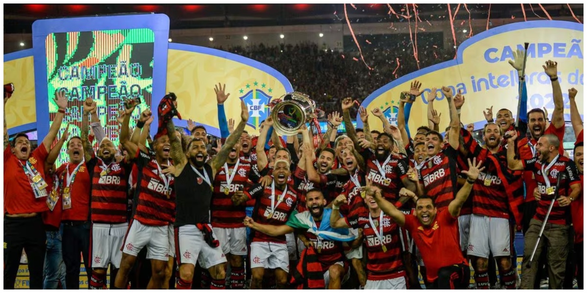 Flamengo com a taça da vitória - (Foto: Reprodução / Internet)