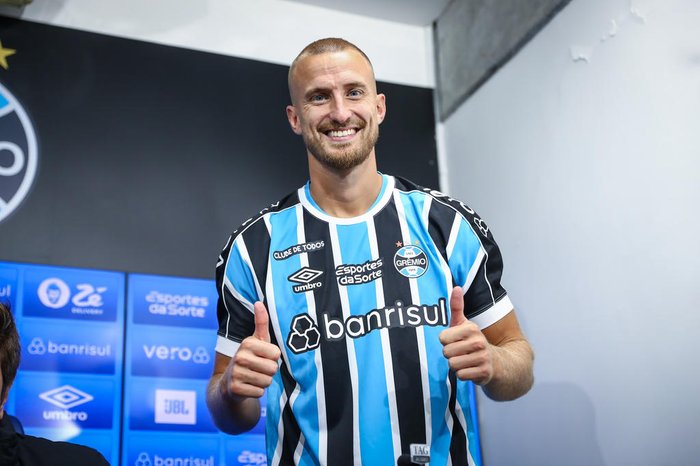 Rodrigo Ely pode ter se fraturado para a preocupação do Grêmio (Foto: Divulgação)