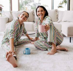 CIMPLES by Carolina Ferraz apresenta coleção de pijamas ao lado da filha (Foto: Reprodução / Nicole Gomes)