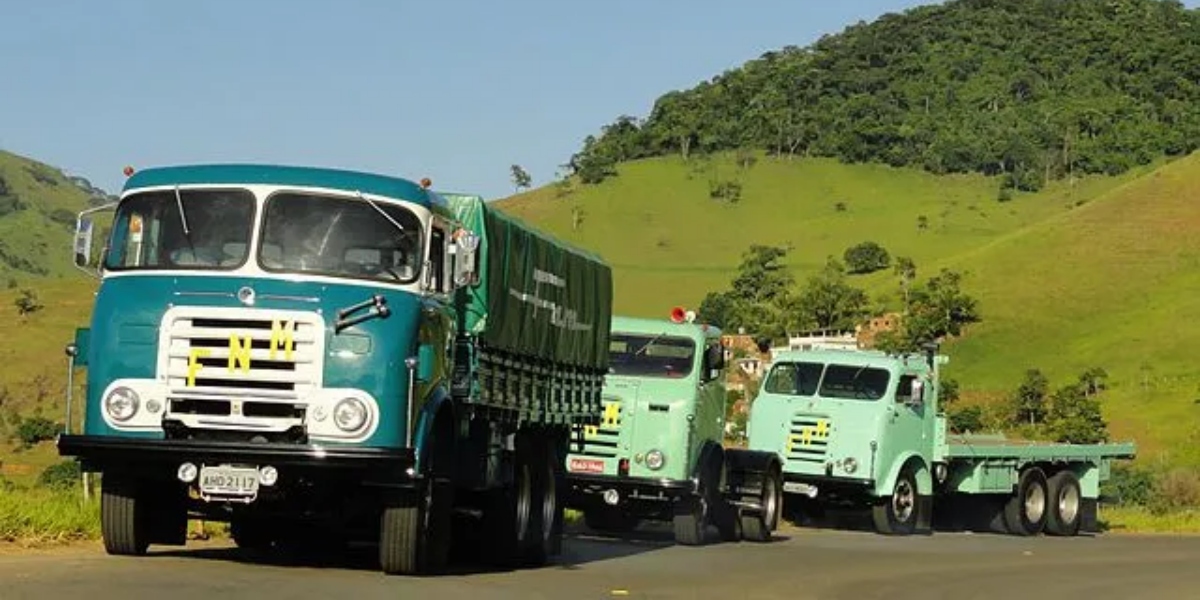 Modelos clássicos de caminhões da FNM (Foto: Jason Vogel/Wikimedia Commons)