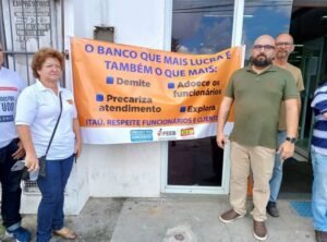Protestos pediram para que o banco não fechasse a agência bancária (Foto: Paulo José / Acorda Cidade)