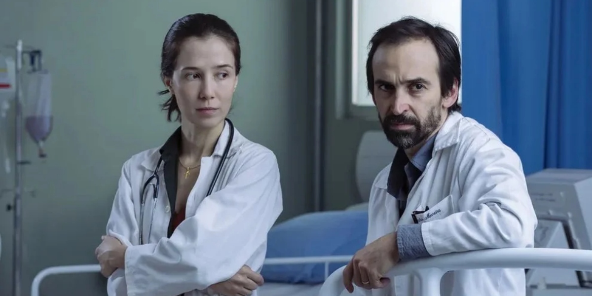 Marjorie Estiano e Julio Andrade em "Sob Pressão" (Foto: Victor Pollak/TV Globo)