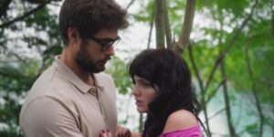 Hélio (Rafa Vitti) e Petra (Débora Ozório) em 