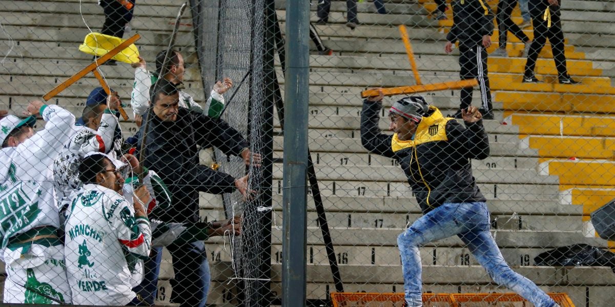 Mancha Verde em confronto com torcedores do Peñarol, em Montevidéu - (Foto: Internet)