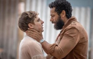 Kelvin (Diego Martins) e Ramiro (Amaury Lorenzo) se despedem em cena de Terra e Paixão (Foto: Reprodução / Globo)