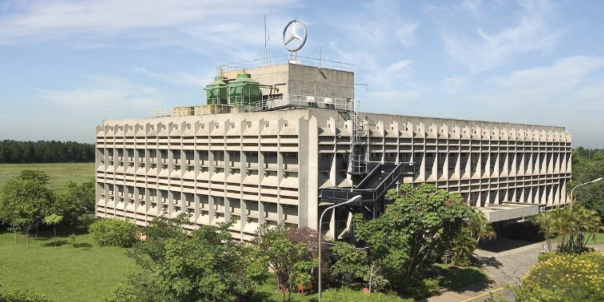 Mercedes-Benz anunciou a saída de sua montadora do Brasil Foto: Reprodução/ Internet)