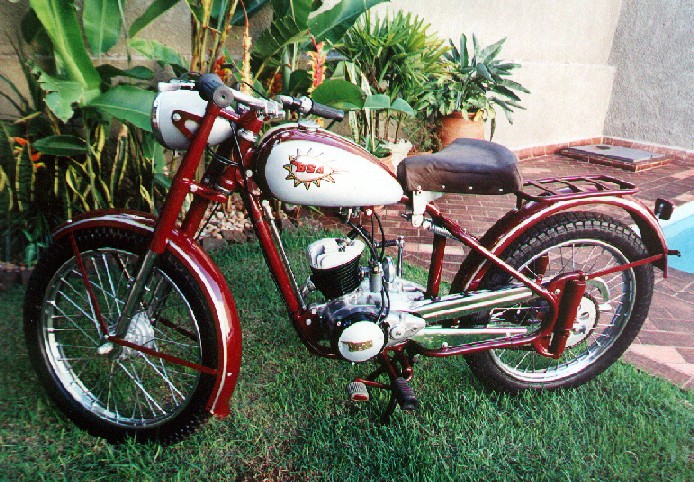 Primeira Motocicleta fabricada no Brasil, a Monark (Foto Reprodução/Blogger)