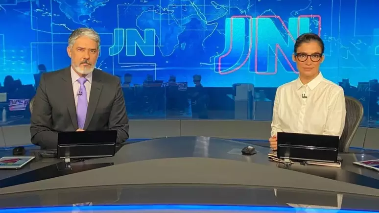 Renata Vasconcellos se emocionou no Jornal Nacional e William Bonner a ajudou (Foto: Divulgação)