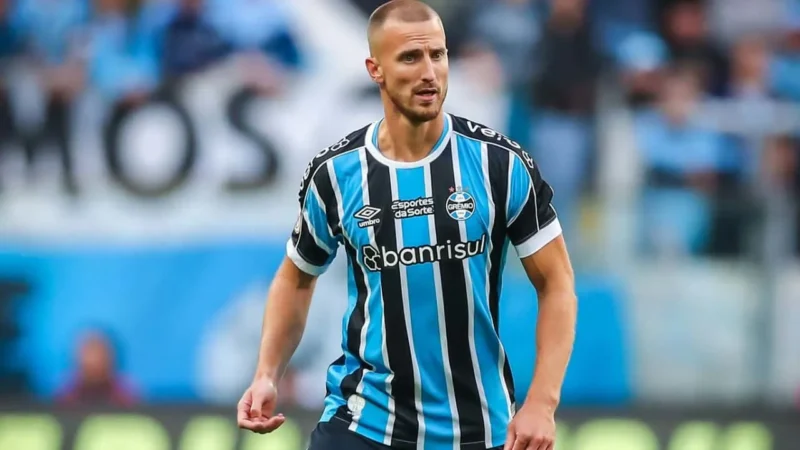 Rodrigo Ely pode ter se fraturado para a preocupação do Grêmio (Foto: Divulgação)