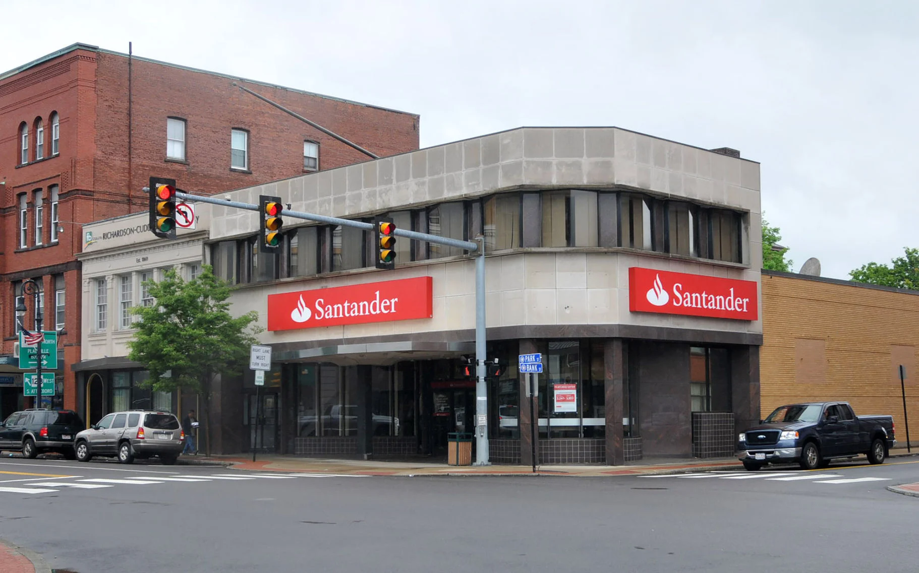 Agência do Santander que ficava no centro da cidade de Attleboro, nos Estados Unidos (Foto Reprodução/Internet)