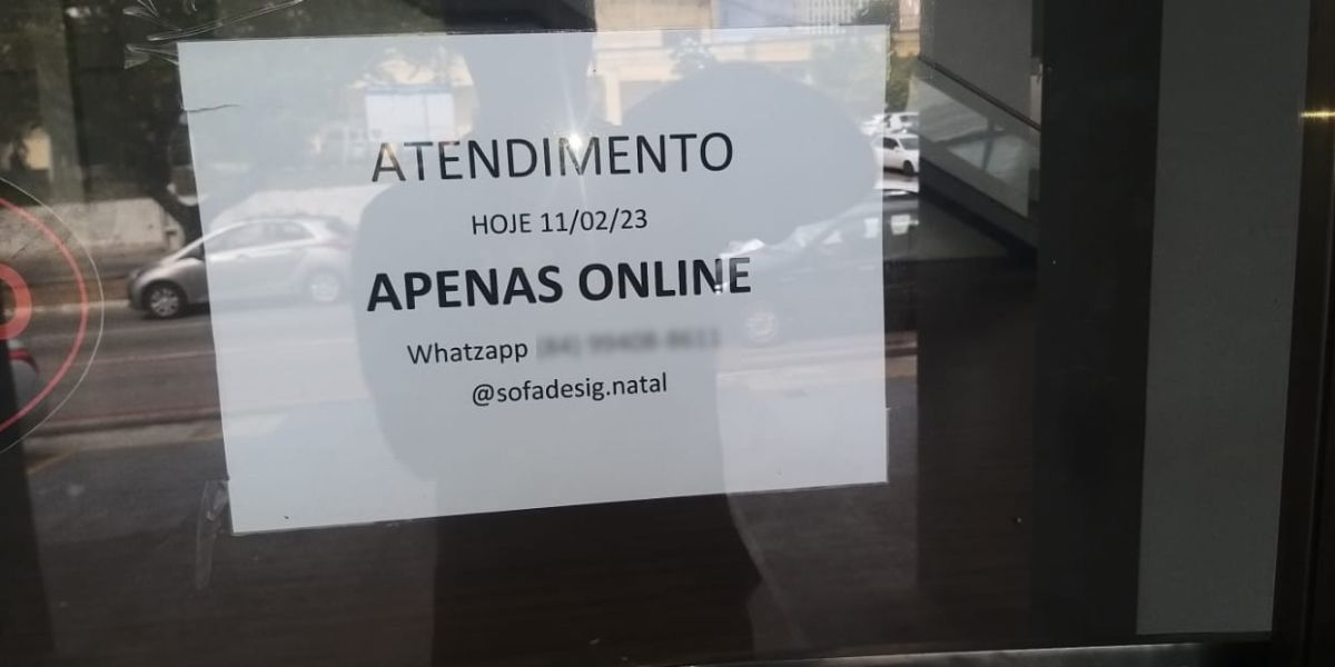 Comunicado deixado na porta pela empresa (Reprodução: Internet)