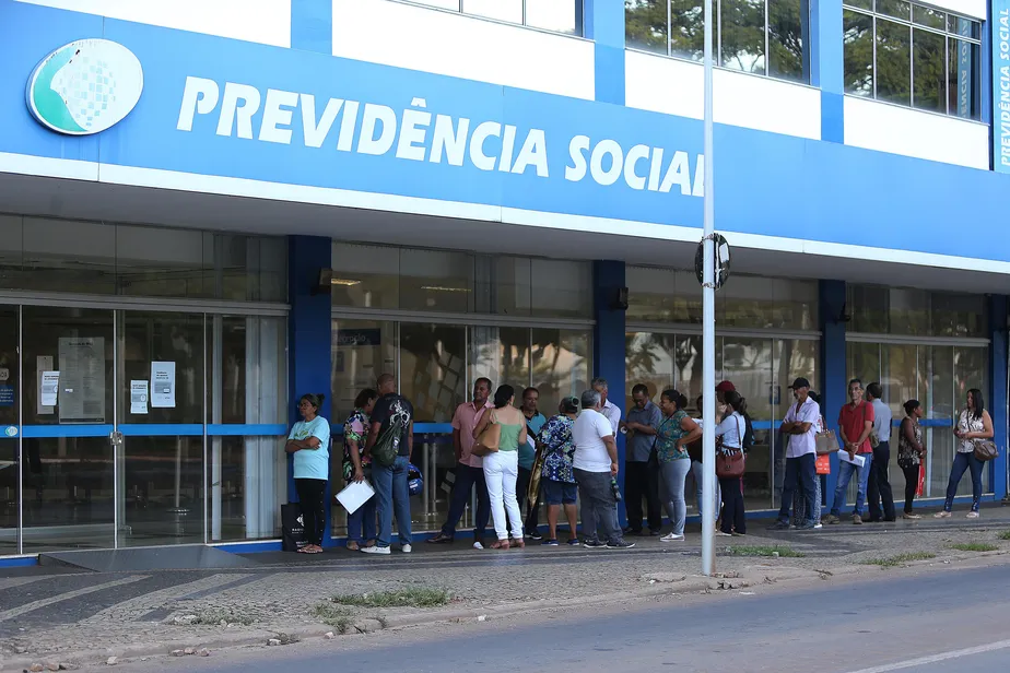 Fila do INSS (Reprodução/Internet)