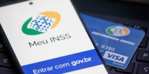 Aplicativo e cartão do INSS (Foto: Reprodução, InforMoney)