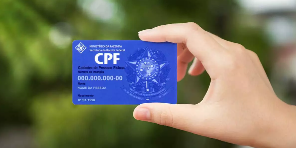 CPF segurado por uma mãe (Foto: Reprodução, Canaltech)