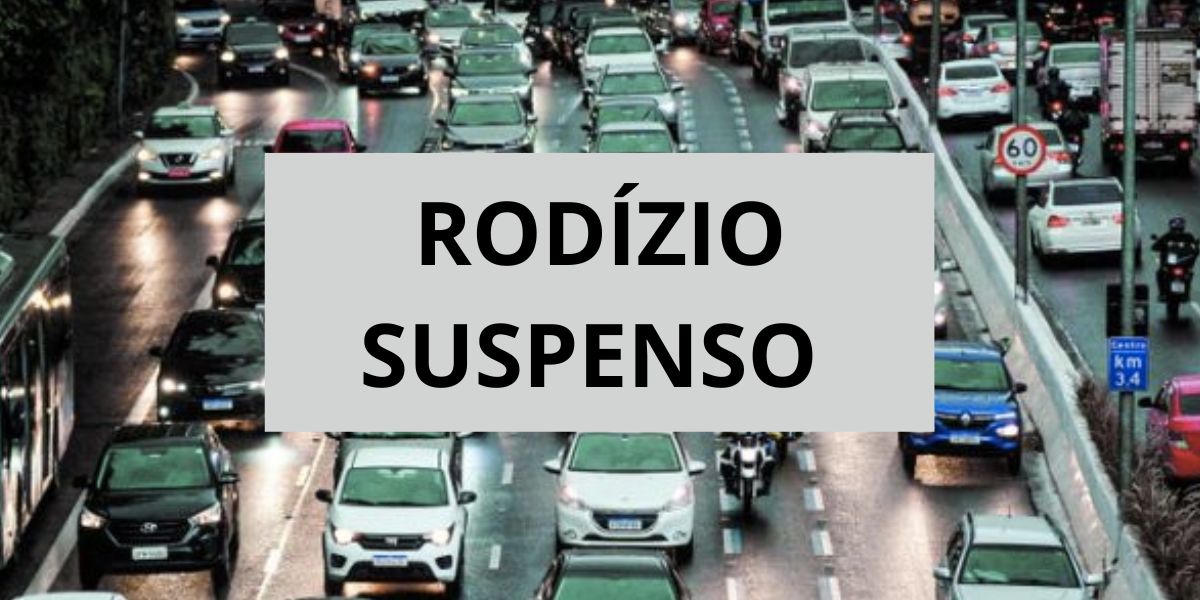 Carros e placa de rodízio suspenso (Foto: Reprodução / Internet)