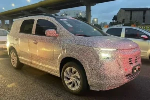 Chevrolet Spin é flagrada sob forte camuflagem em SP - Foto AutoEsporte