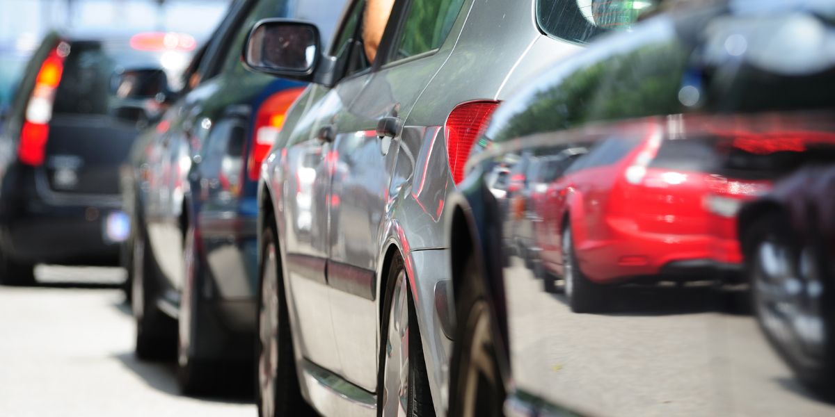 Fila de carros (Foto: Reprodução / Canva)